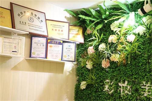 貴陽靜莎彩妝美容美發(fā)紋繡美甲培訓(xùn)學(xué)校有業(yè)余班嗎？