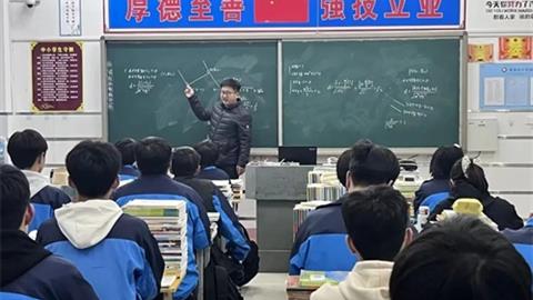 【奮戰(zhàn)100天?師生齊向前】電動(dòng)車載愛(ài)出發(fā) 暖心教師獲贊——記遷西職教中心李佳坤老師